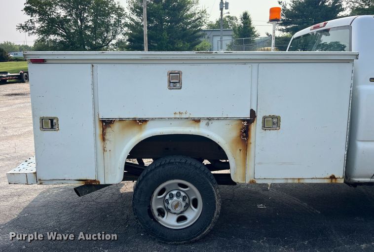 image for item DP0481 2003 Chevrolet Silverado 2500HD  utility bed pickup truck