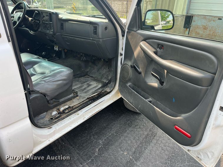 image for item DP0481 2003 Chevrolet Silverado 2500HD  utility bed pickup truck