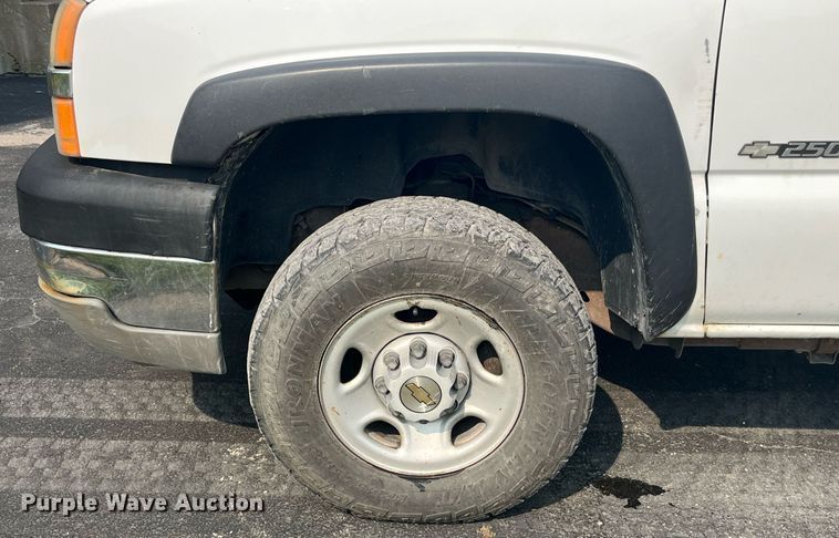 image for item DP0481 2003 Chevrolet Silverado 2500HD  utility bed pickup truck