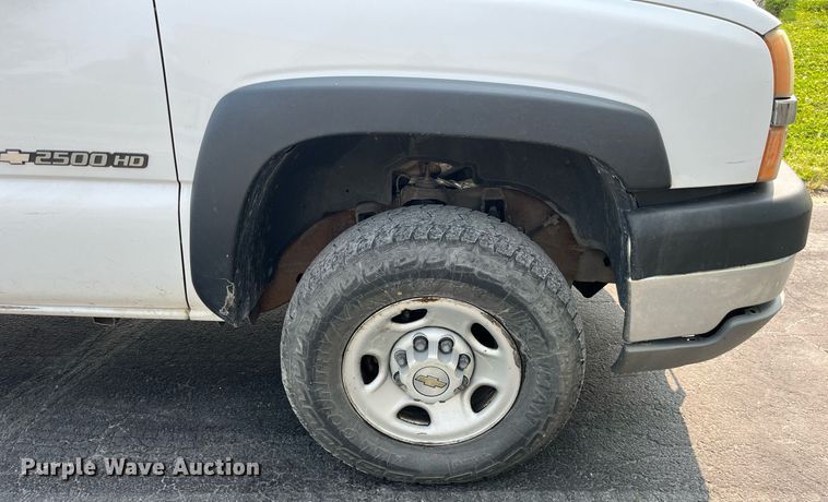 image for item DP0481 2003 Chevrolet Silverado 2500HD  utility bed pickup truck