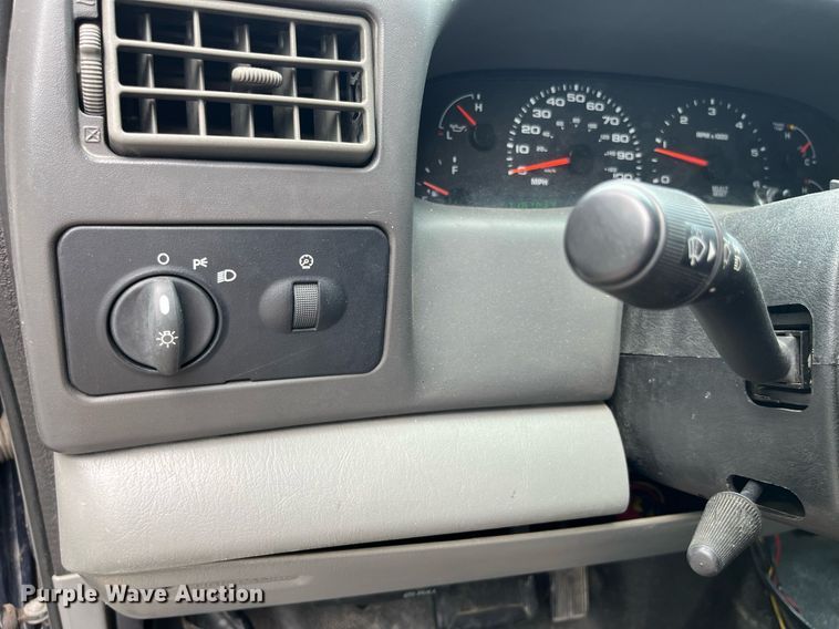 image for item DP0493 2002 Ford F350 Super Duty XL  Crew Cab pickup truck