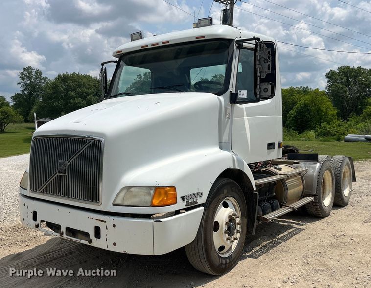 image for item DP0494 2000 Volvo VNM  semi truck