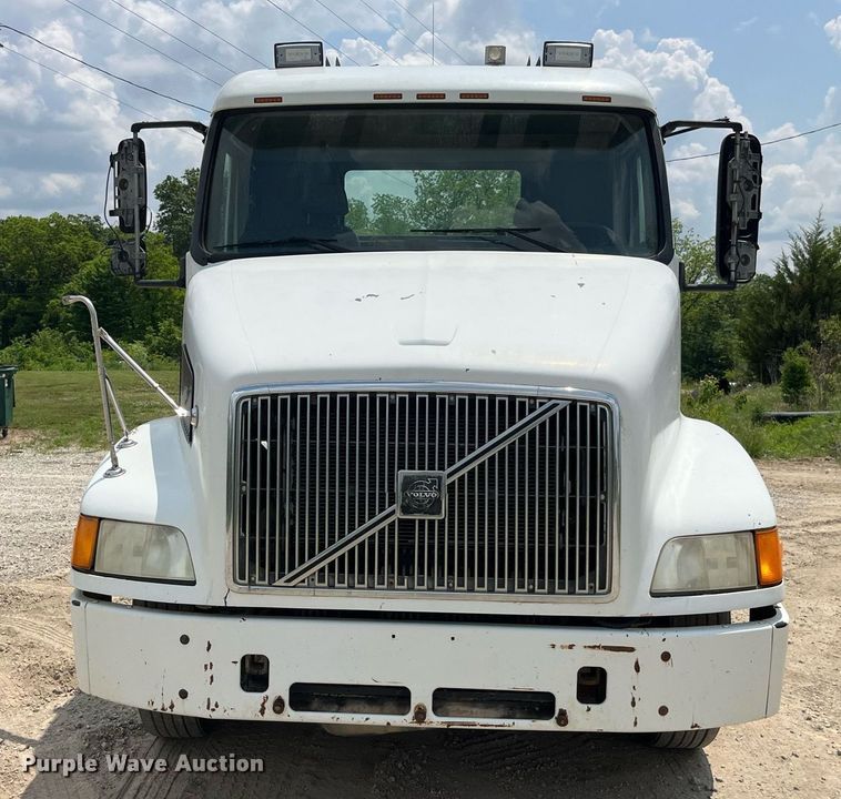 image for item DP0494 2000 Volvo VNM  semi truck