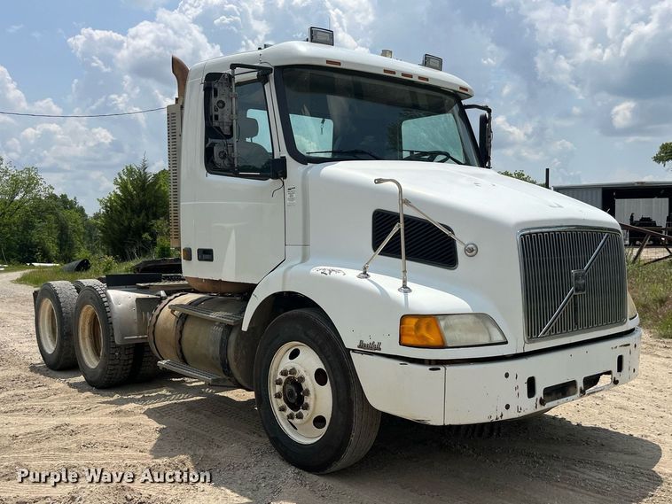 image for item DP0494 2000 Volvo VNM  semi truck