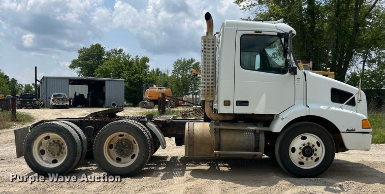 image for item DP0494 2000 Volvo VNM  semi truck