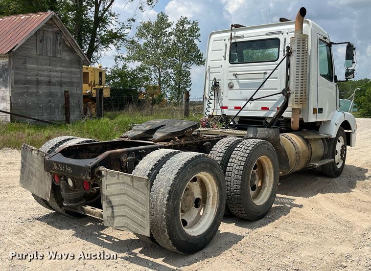 image for item DP0494 2000 Volvo VNM  semi truck