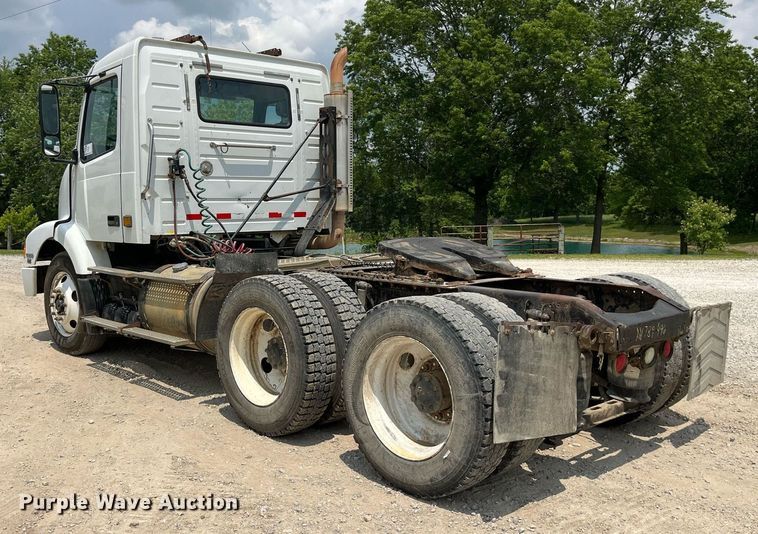 image for item DP0494 2000 Volvo VNM  semi truck