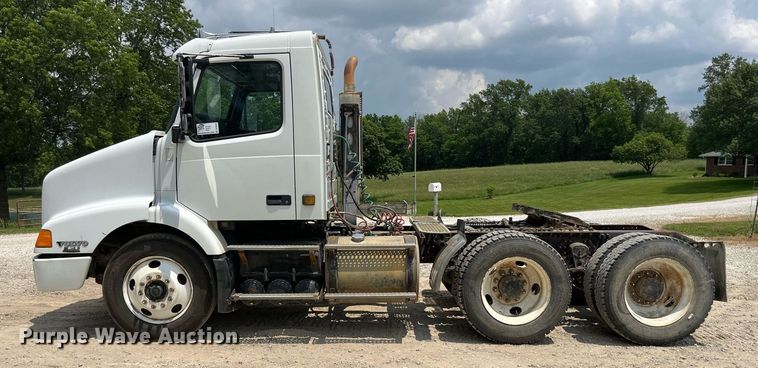 image for item DP0494 2000 Volvo VNM  semi truck