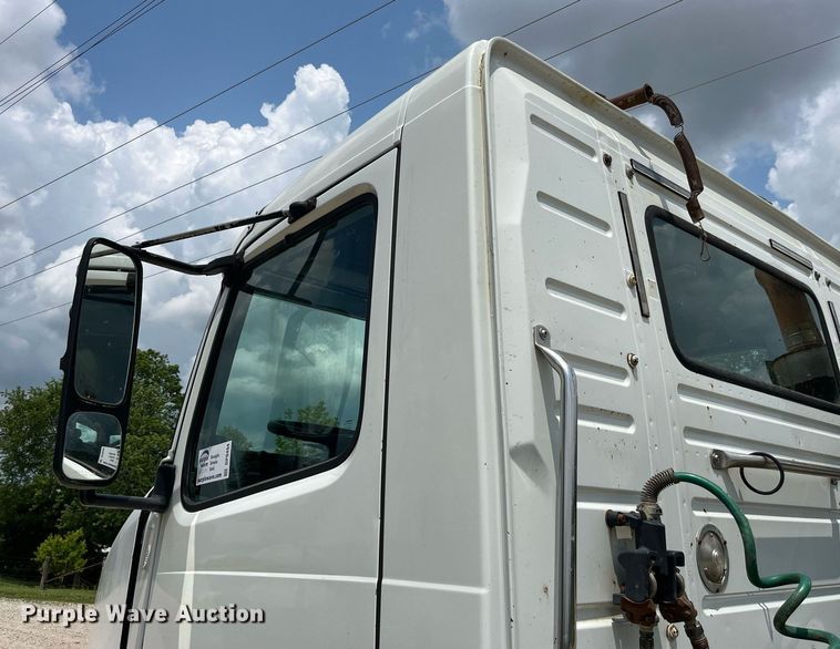 image for item DP0494 2000 Volvo VNM  semi truck