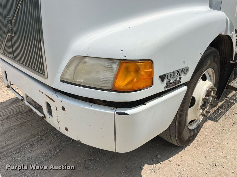 image for item DP0494 2000 Volvo VNM  semi truck