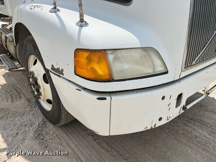 image for item DP0494 2000 Volvo VNM  semi truck