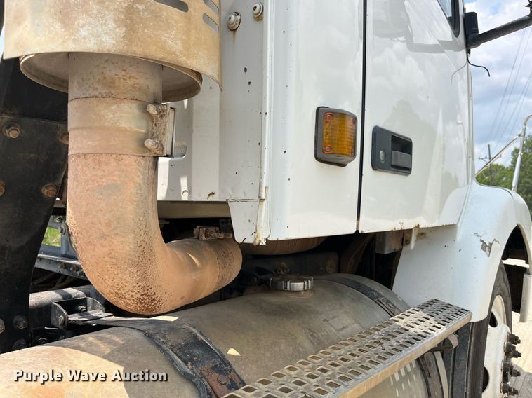 image for item DP0494 2000 Volvo VNM  semi truck