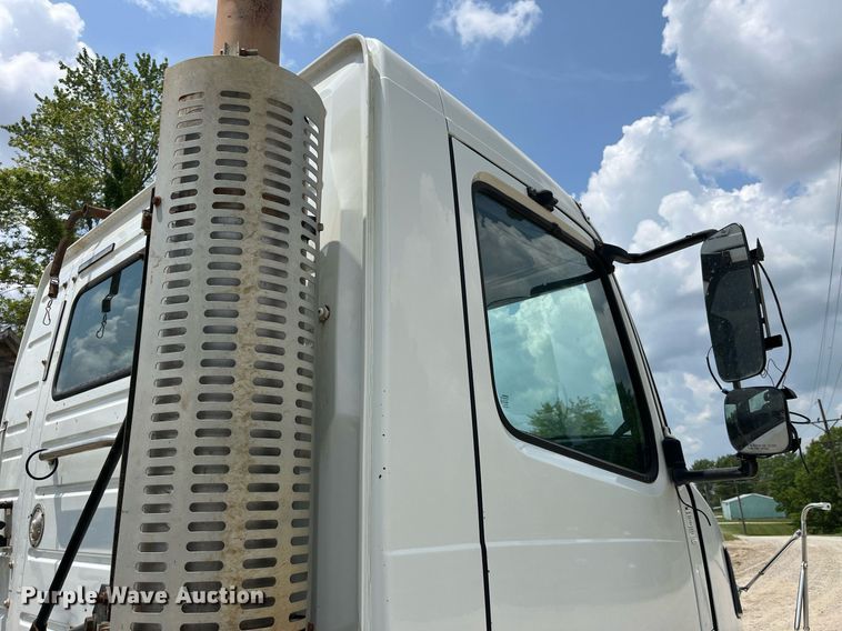 image for item DP0494 2000 Volvo VNM  semi truck