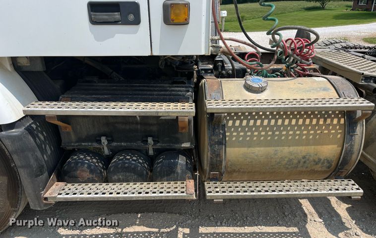 image for item DP0494 2000 Volvo VNM  semi truck