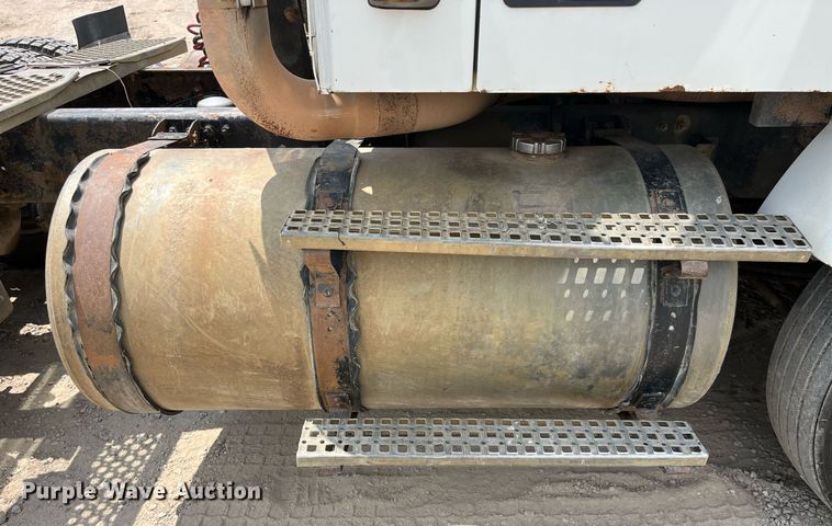 image for item DP0494 2000 Volvo VNM  semi truck