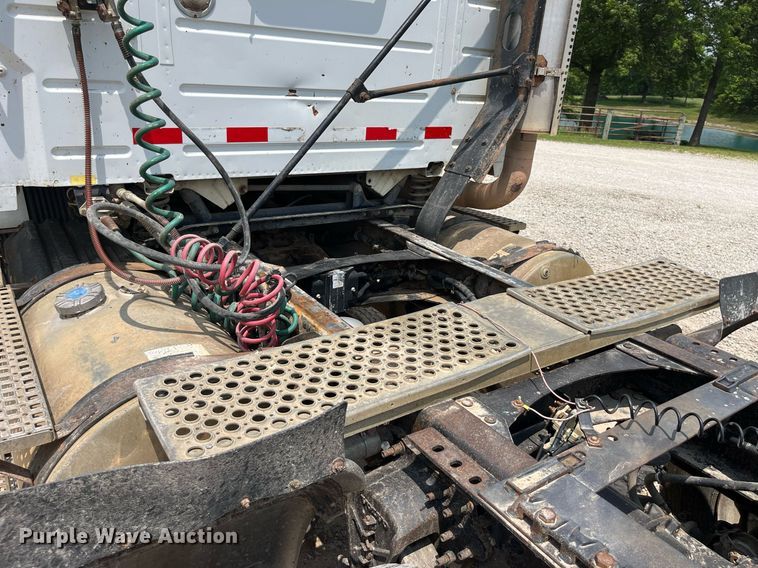 image for item DP0494 2000 Volvo VNM  semi truck