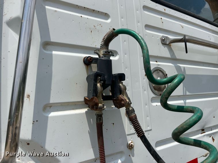 image for item DP0494 2000 Volvo VNM  semi truck