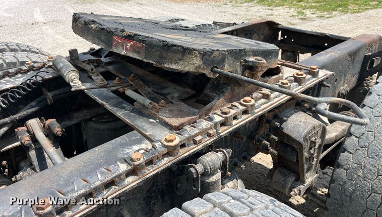 image for item DP0494 2000 Volvo VNM  semi truck