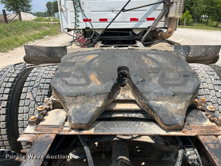 image for item DP0494 2000 Volvo VNM  semi truck