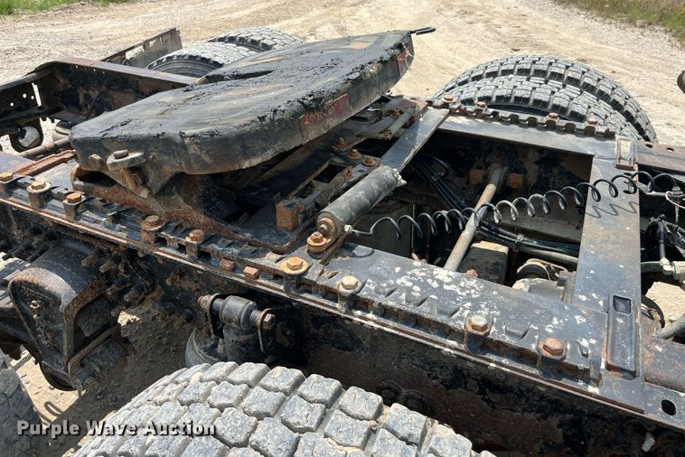 image for item DP0494 2000 Volvo VNM  semi truck