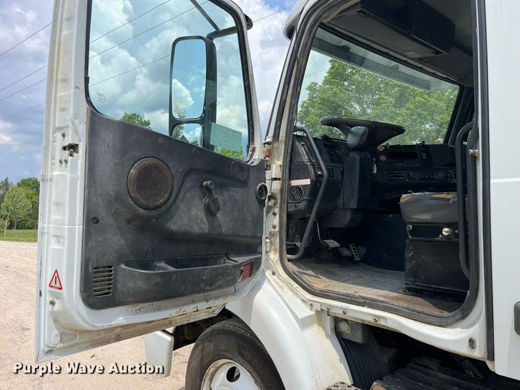 image for item DP0494 2000 Volvo VNM  semi truck