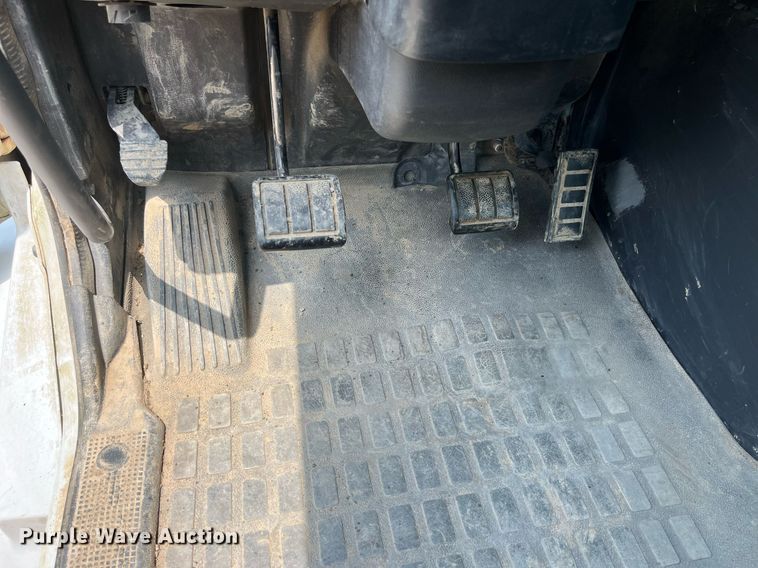 image for item DP0494 2000 Volvo VNM  semi truck