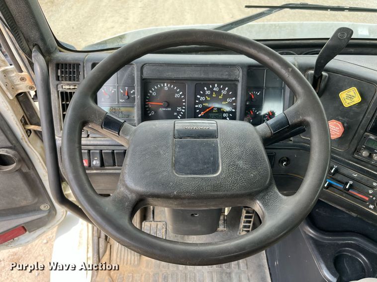 image for item DP0494 2000 Volvo VNM  semi truck