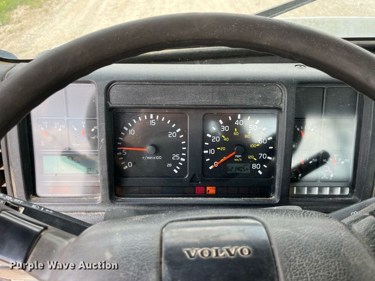 image for item DP0494 2000 Volvo VNM  semi truck