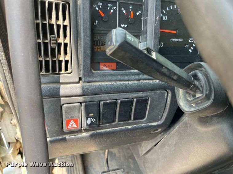 image for item DP0494 2000 Volvo VNM  semi truck