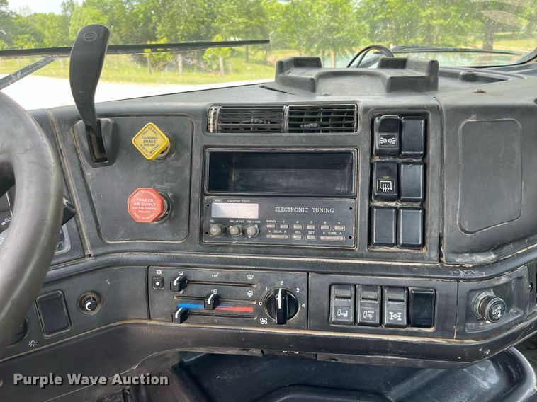 image for item DP0494 2000 Volvo VNM  semi truck