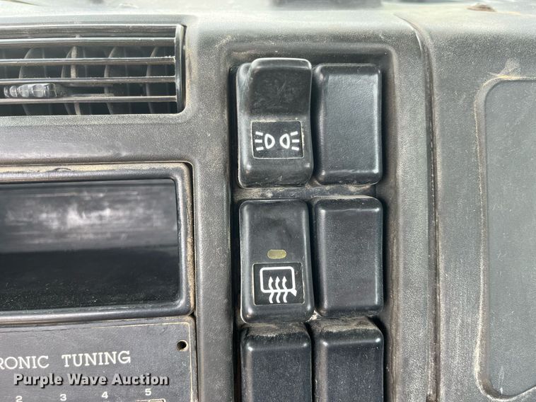 image for item DP0494 2000 Volvo VNM  semi truck