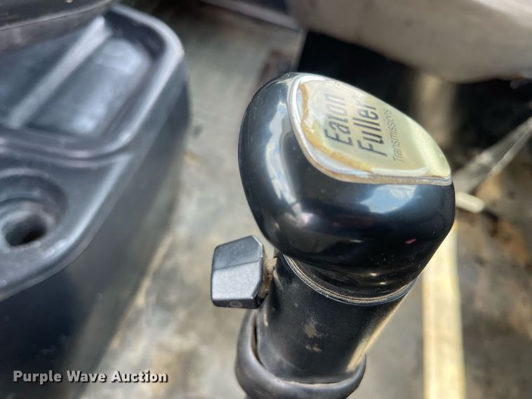 image for item DP0494 2000 Volvo VNM  semi truck