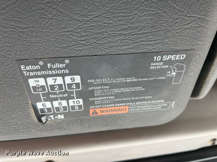 image for item DP0494 2000 Volvo VNM  semi truck