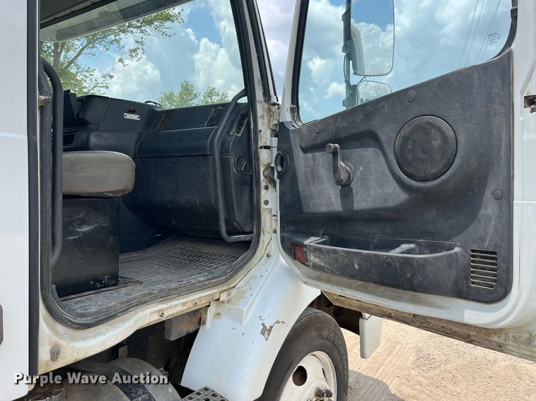 image for item DP0494 2000 Volvo VNM  semi truck