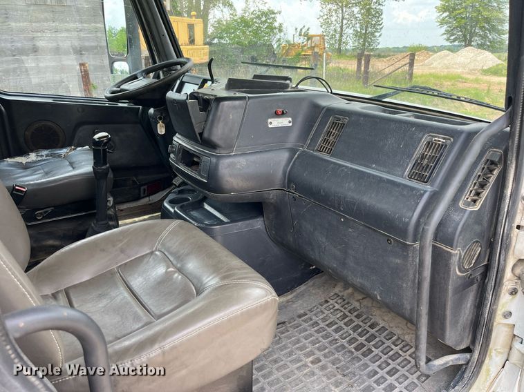 image for item DP0494 2000 Volvo VNM  semi truck