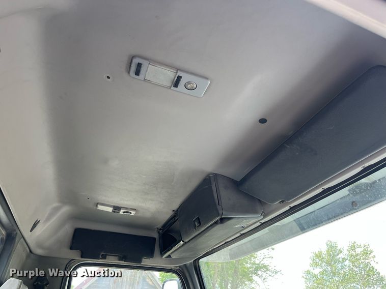 image for item DP0494 2000 Volvo VNM  semi truck