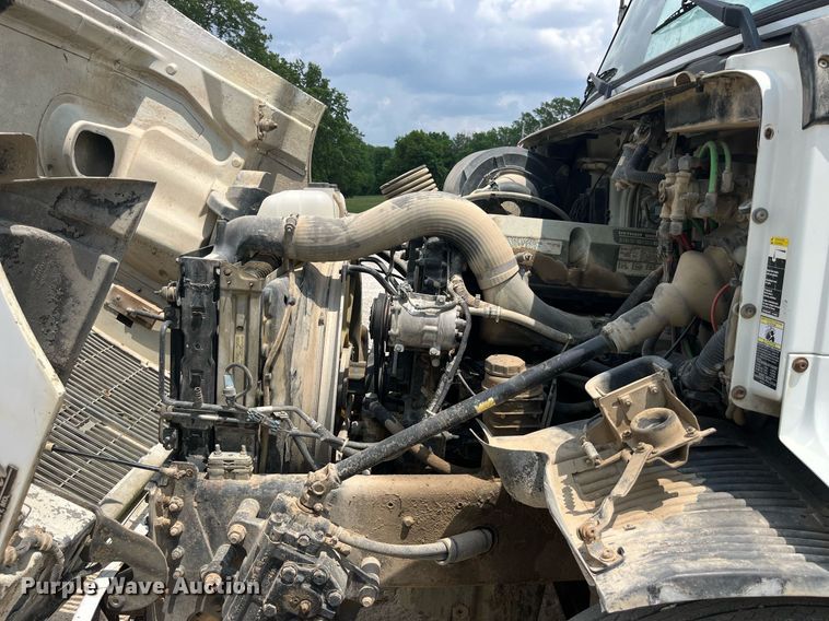 image for item DP0494 2000 Volvo VNM  semi truck