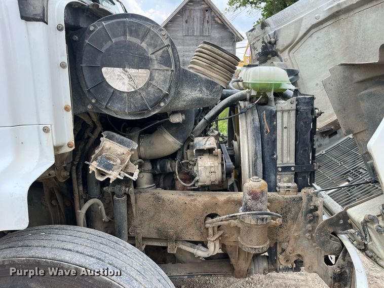 image for item DP0494 2000 Volvo VNM  semi truck