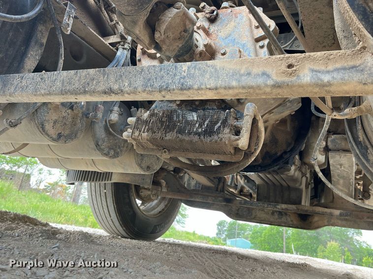 image for item DP0494 2000 Volvo VNM  semi truck