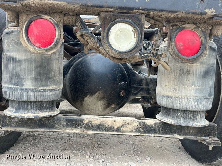 image for item DP0494 2000 Volvo VNM  semi truck