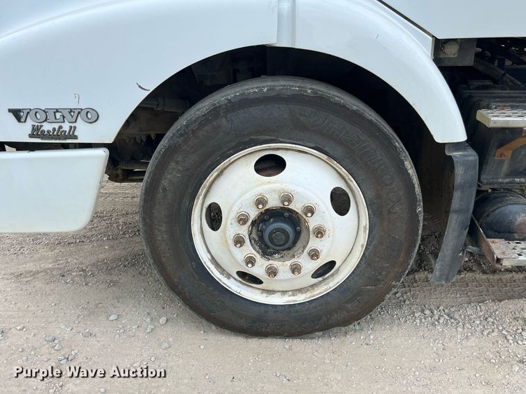 image for item DP0494 2000 Volvo VNM  semi truck