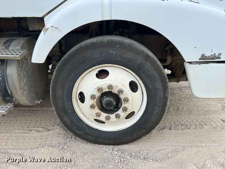 image for item DP0494 2000 Volvo VNM  semi truck