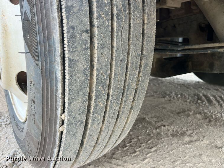 image for item DP0494 2000 Volvo VNM  semi truck