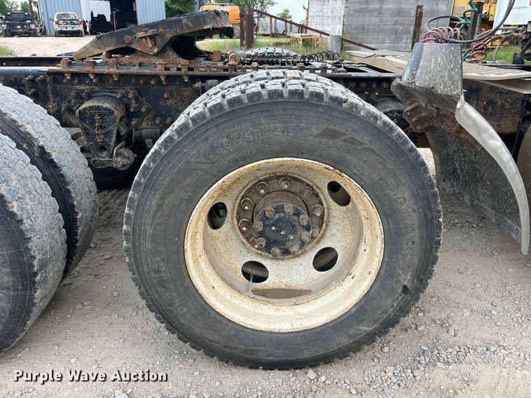 image for item DP0494 2000 Volvo VNM  semi truck