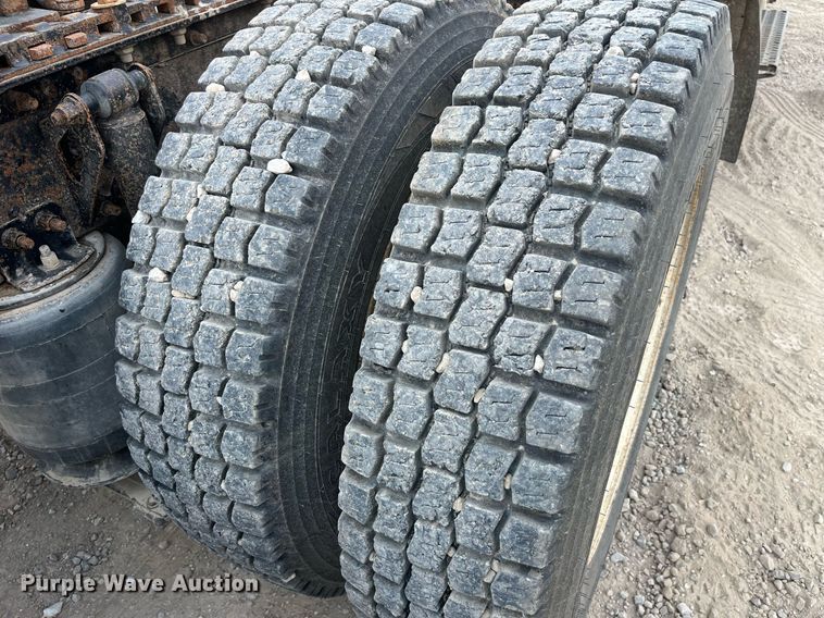 image for item DP0494 2000 Volvo VNM  semi truck