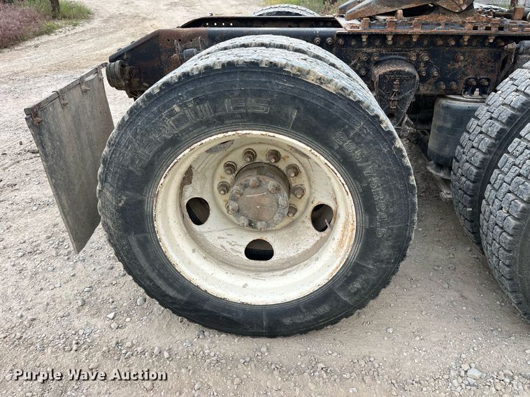 image for item DP0494 2000 Volvo VNM  semi truck