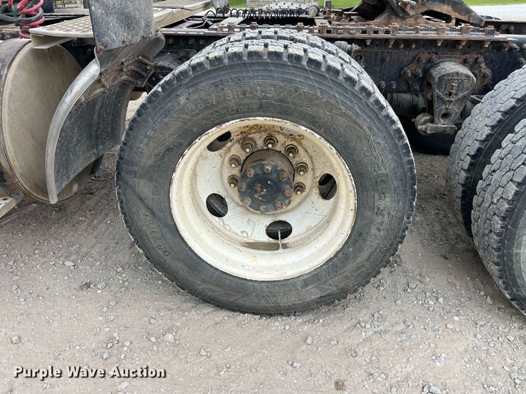 image for item DP0494 2000 Volvo VNM  semi truck