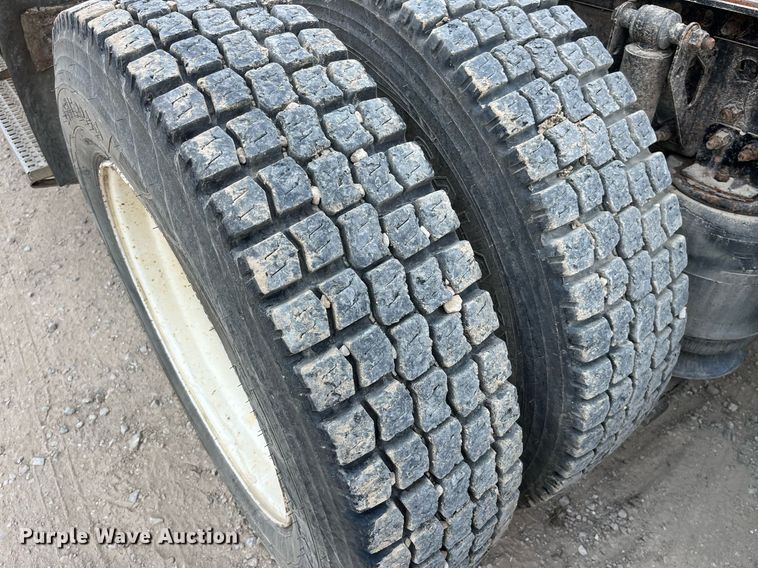 image for item DP0494 2000 Volvo VNM  semi truck