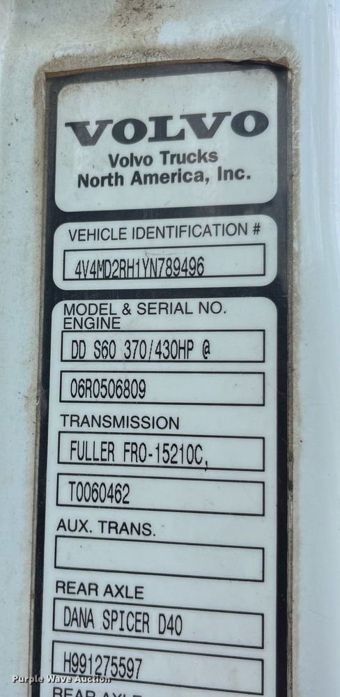 image for item DP0494 2000 Volvo VNM  semi truck