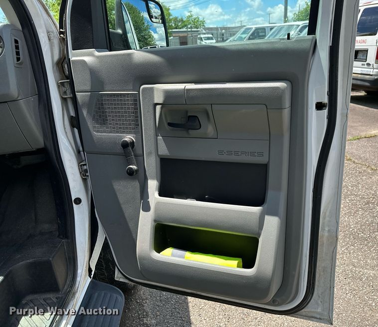 image for item DP3114 2013 Ford E350 Super Duty XL  van